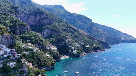 Vista-Aérea-Sobre-Positano,-Picos-Verdes-De-Las-Montañas,-Aguas-Azules,-Costa-De-Amalfi,-Italia,-Europa