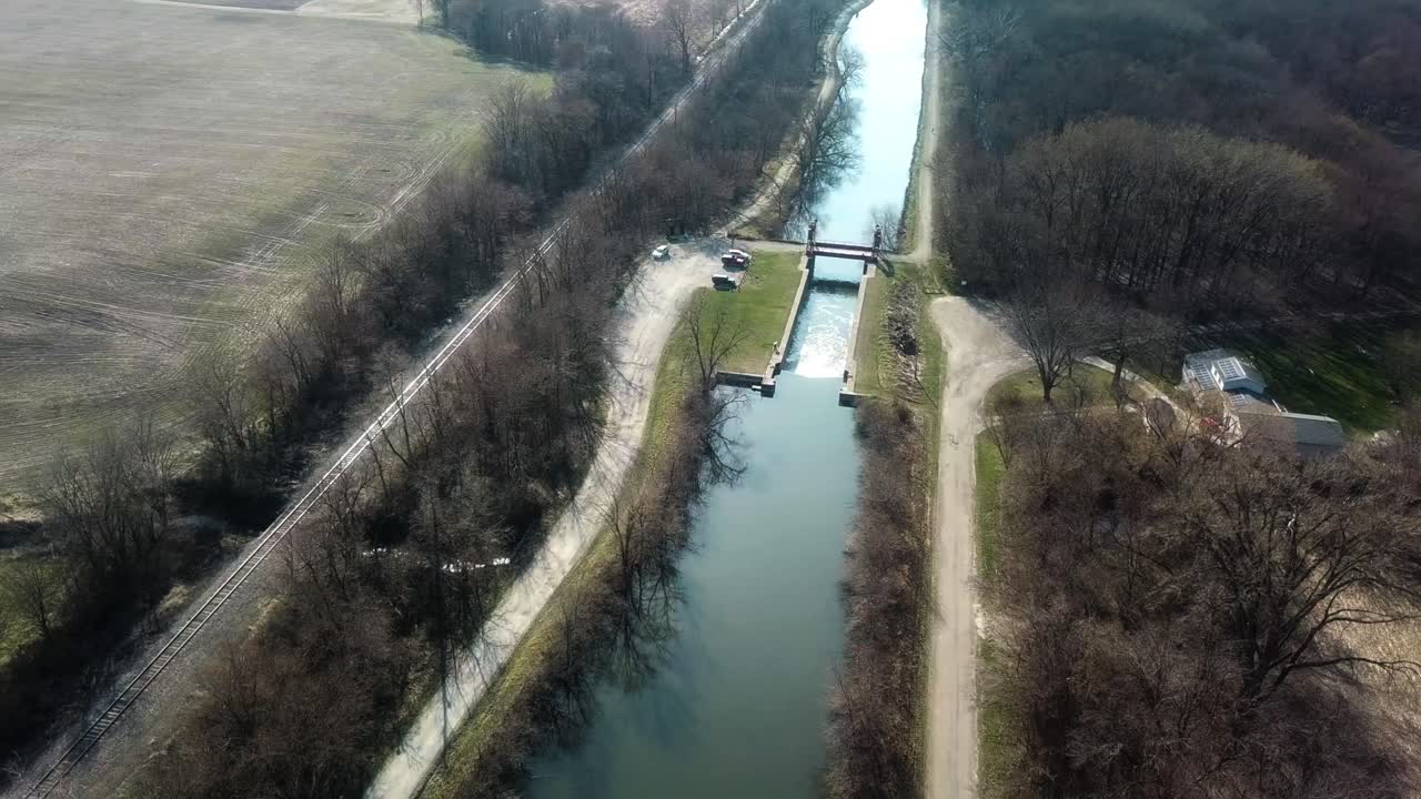 vista aérea de drones del canal hennepin y el sendero de la avenida con campos vacíos en la distancia a principios de la primavera cerca de colona illinois