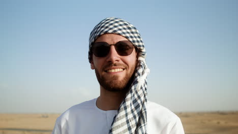 un uomo arabo nel deserto.