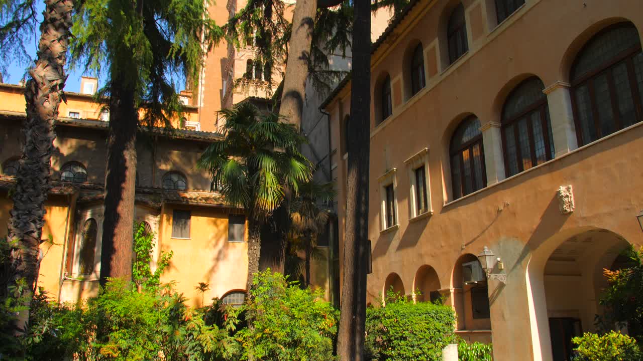 이탈리아 로마의 베네치아 궁전 안뜰에 있는 나무들 - 아래로 기울이기