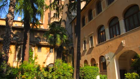 árboles en el patio del palazzo venezia en roma, italia - inclinado hacia abajo