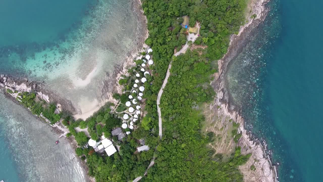 다른 낙원으로 향하는 낙원 섬의 남쪽 끝