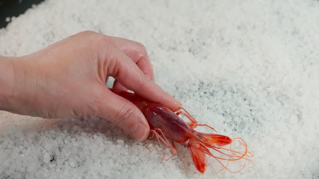приготовление красных креветок на гриле с солью
