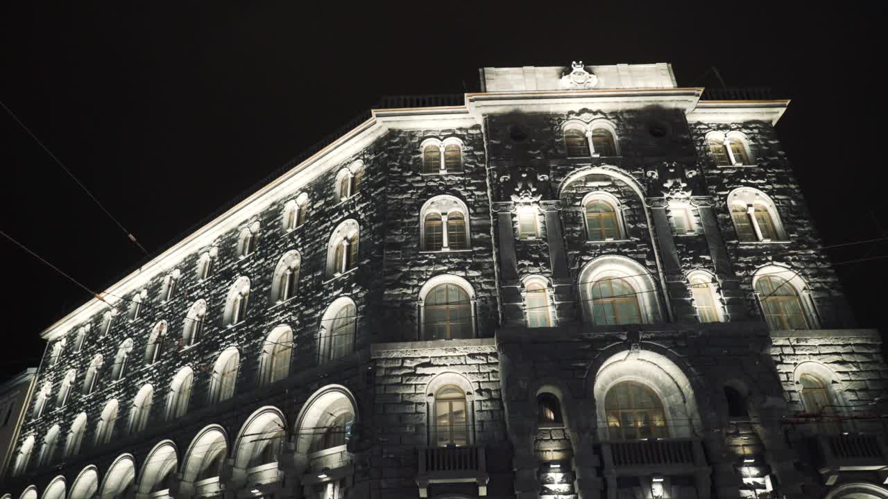 edificio de piedra iluminado por la noche