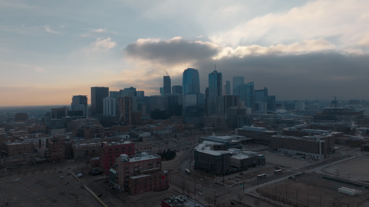 vista aérea de la toma en órbita del centro de denver al amanecer