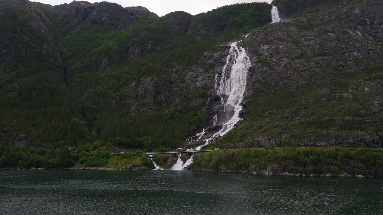 impresionante vista de la cascada de langefoss en noruega desde los vehículos a continuación