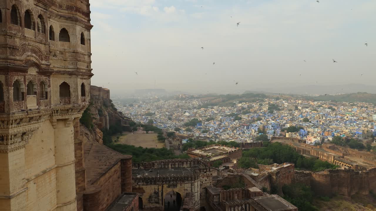 jodhpur (también ciudad azul) es la segunda ciudad más grande del estado indio de rajasthan y oficialmente la segunda ciudad metropolitana del estado.
