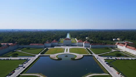 Majestuosa-Vista-Aérea-Superior-Vuelo-Castillo-Palacio-De-Nymphenburg-Paisaje-Ciudad-Munich-Alemania-Bávaro,-Verano-Soleado-Cielo-Azul-Día-23