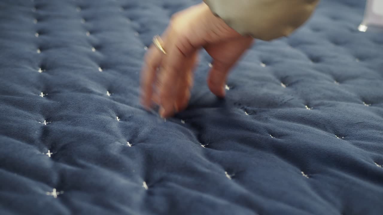 부드러운 파란색 트를 만지는 여자의 손