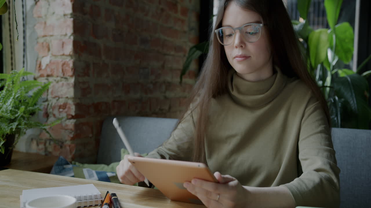 mujer trabajando en una cafetería