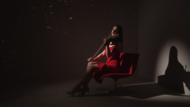 Donna che suona il violino in abito rosso