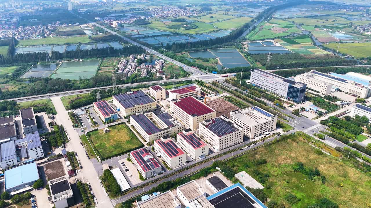 Toàn cảnh khu công nghiệp ở nông thôn Trung Quốc với các tấm pin mặt trời từ trên cao