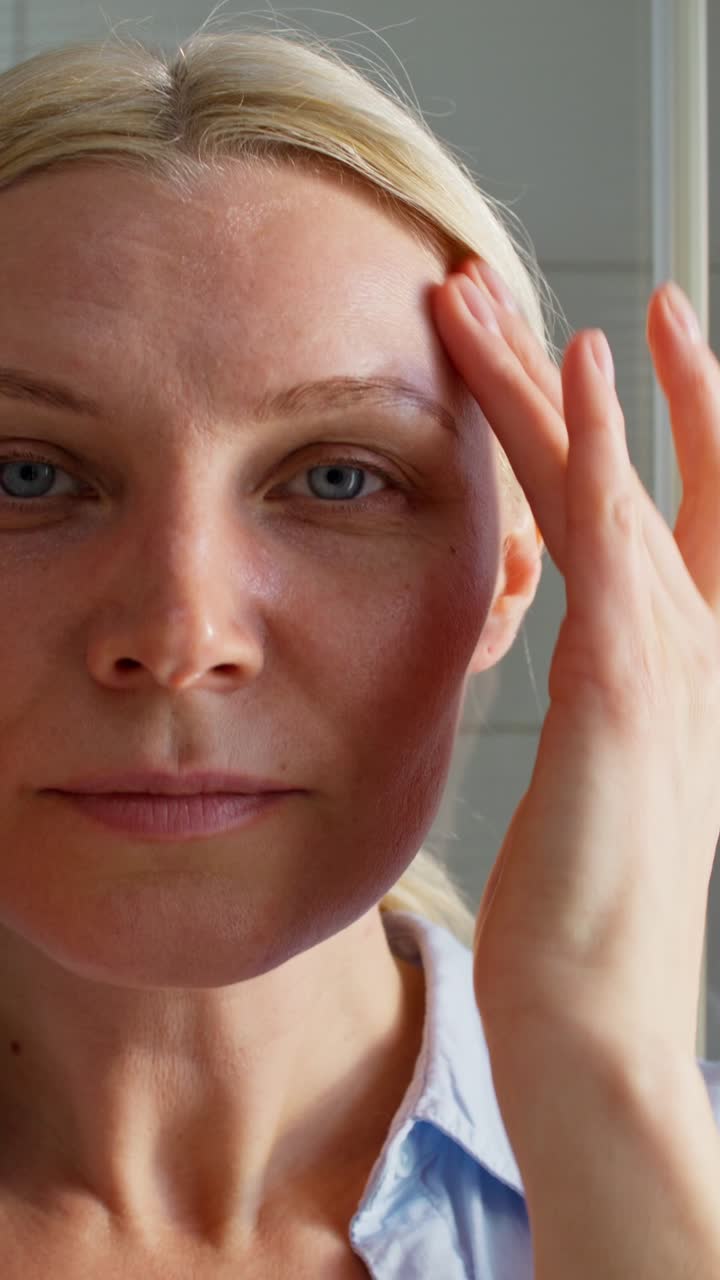 mujer aplicando crema facial