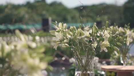 Centerpieces-with-glass-vase-with-arrangements-of-white-lilies