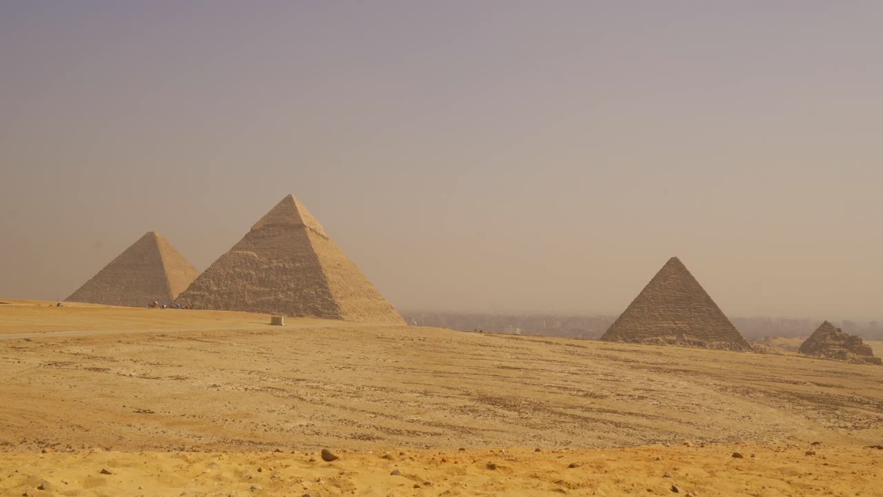 Muž u pyramid v Gíze