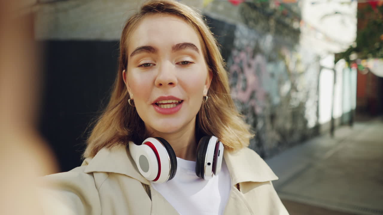 mujer joven tomando una selfie al aire libre