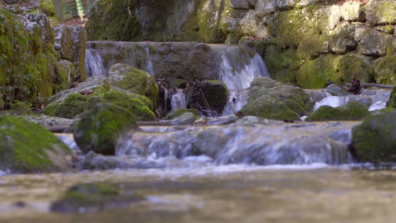cañón en solothurn con hermosas cascadas y rocas y piedras cubiertas de musgo