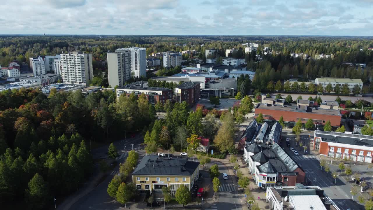sobrevuelo de otoño de la ciudad escandinava finlandesa de kerava cerca de helsinki