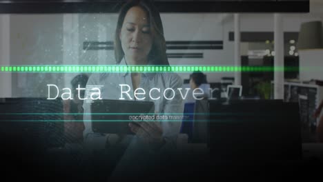animación del procesamiento de datos sobre una mujer de negocios asiática en la oficina