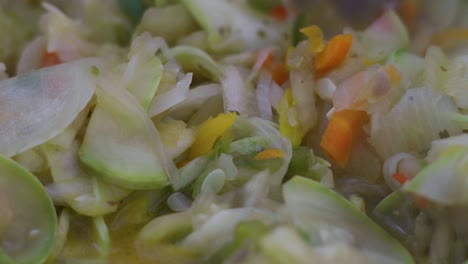cocinando una salsa vegana de verduras. primer plano