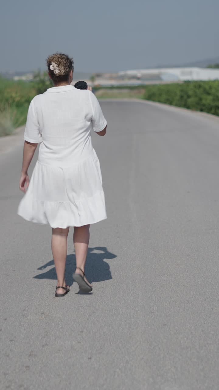 Wanita berjalan di jalan