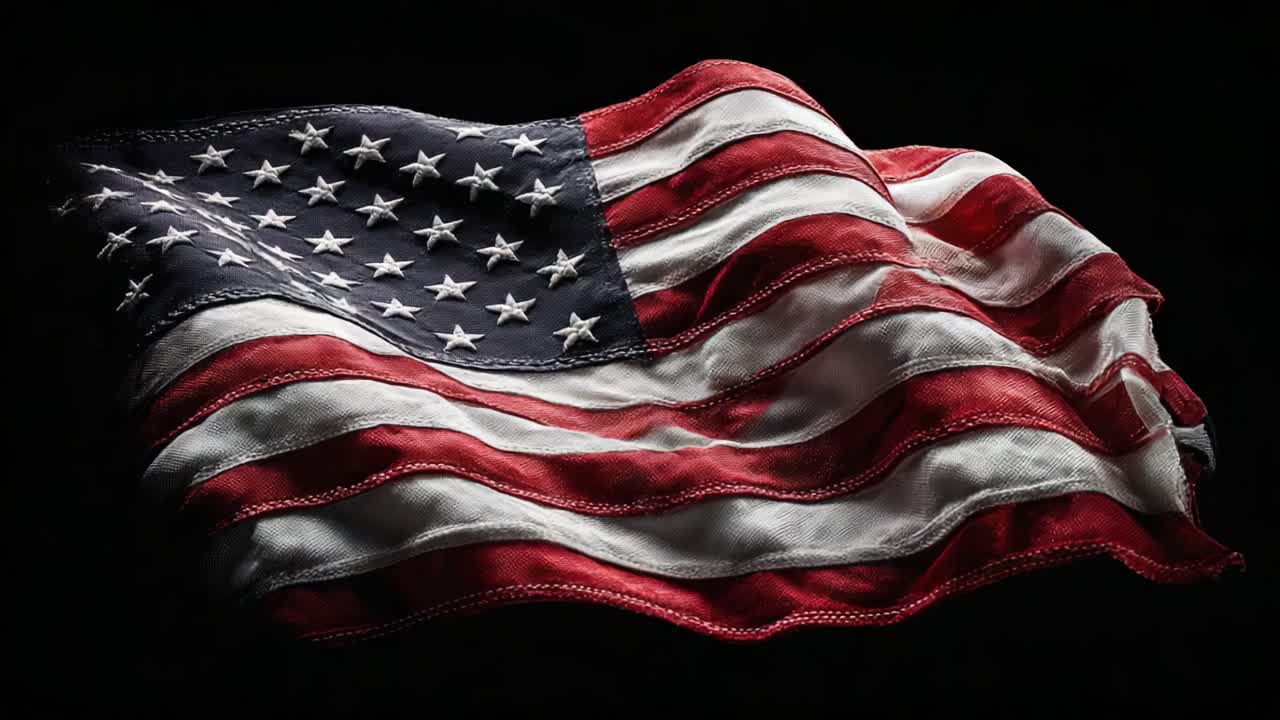 En imponerende nærbildevisning av det amerikanske flagget som bølger grasiøst mot en mørk bakgrunn, og viser dets livlige farger, distinkte mønstre og rike symbolikk av frihet og enhet