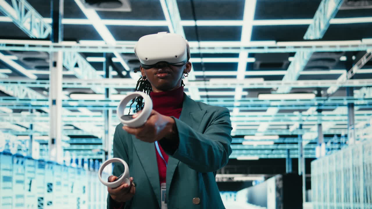 Jeune femme noire en réalité virtuelle dans un centre de données