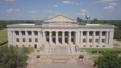 Aerial-shot-of-white-house-while-drone-moving-backward