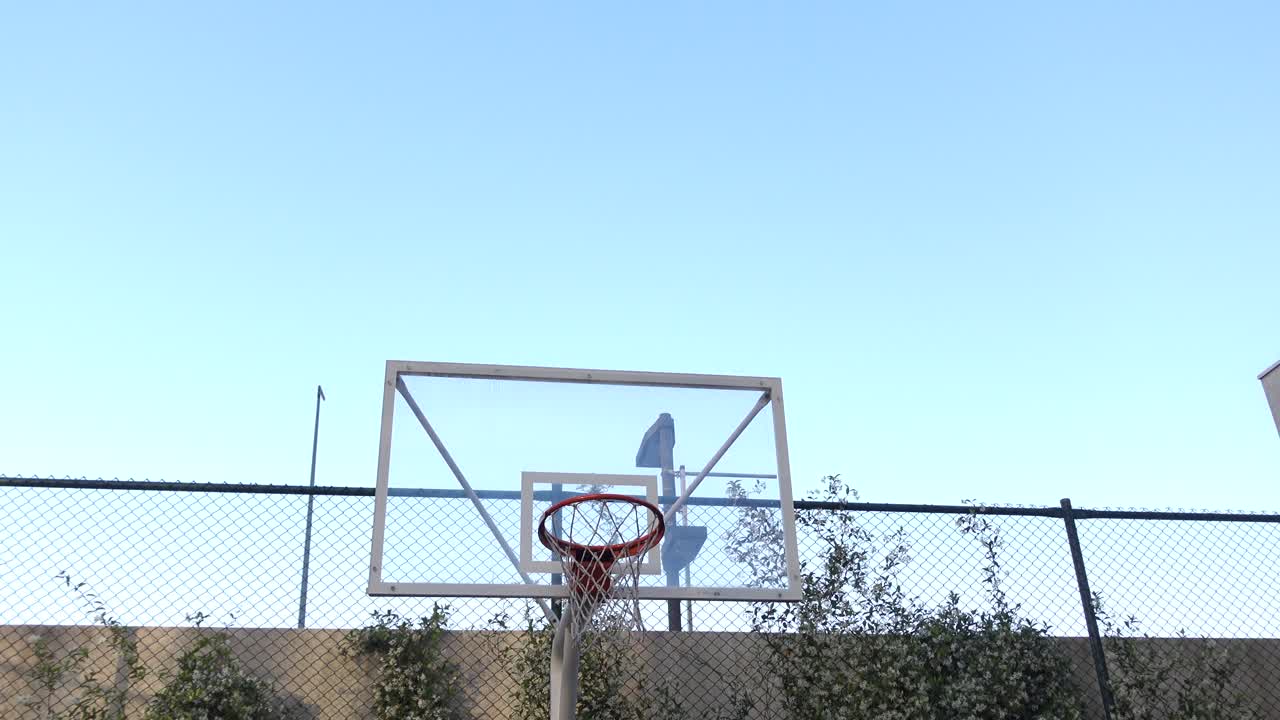 aro de baloncesto en una cancha al aire libre