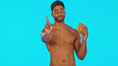 hombre, fitness y hamburguesa en el estudio para la elección de la comida