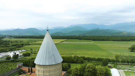 Majestuoso-Hito-Euroasiático---Montañas-Del-Cáucaso,-Cercano-Monasterio-Alaverdi