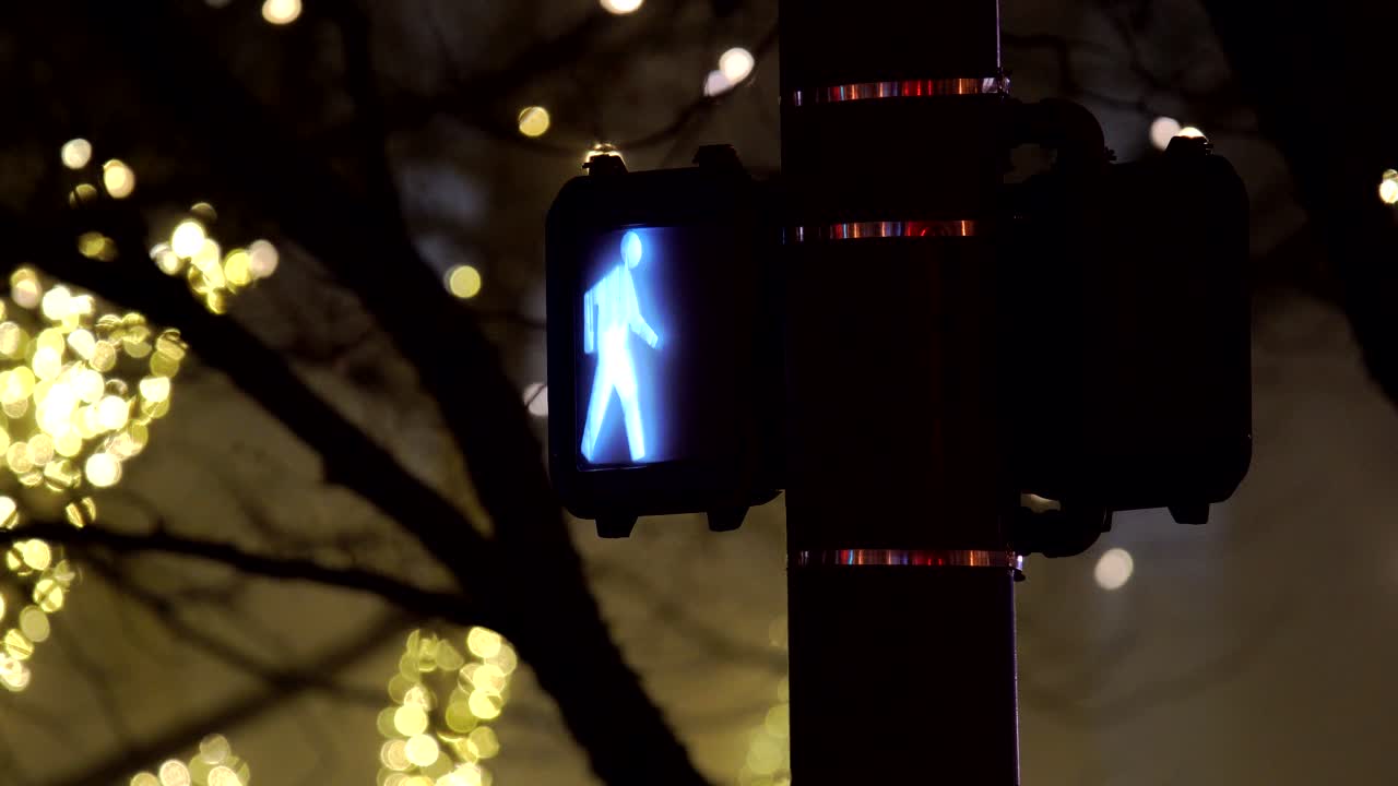 semáforo peatonal cambiando de rojo a blanco