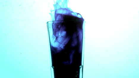 Vapor-En-Un-Vaso-Sobre-Fondo-Azul