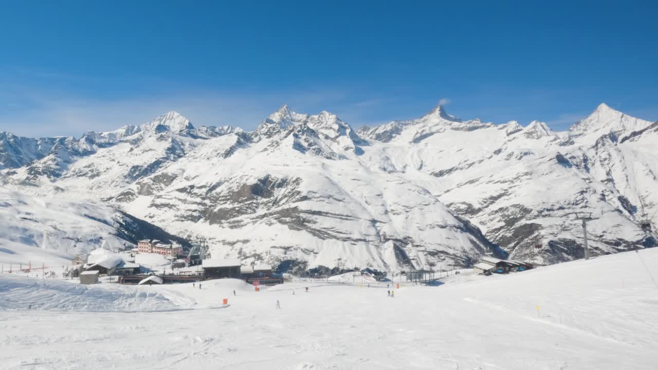 panorama de gran ángulo de la cordillera de los alpes suizos con el pico de matterhorn en la estación de esquí de zermatt