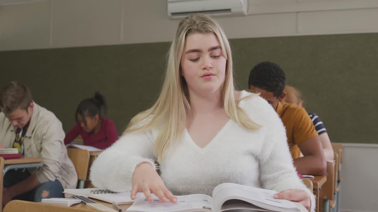 chica caucásica montando en la clase