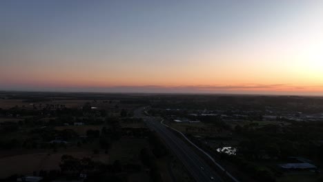 Drohnenaufnahme-Bei-Sonnenuntergang-über-Der-Straße