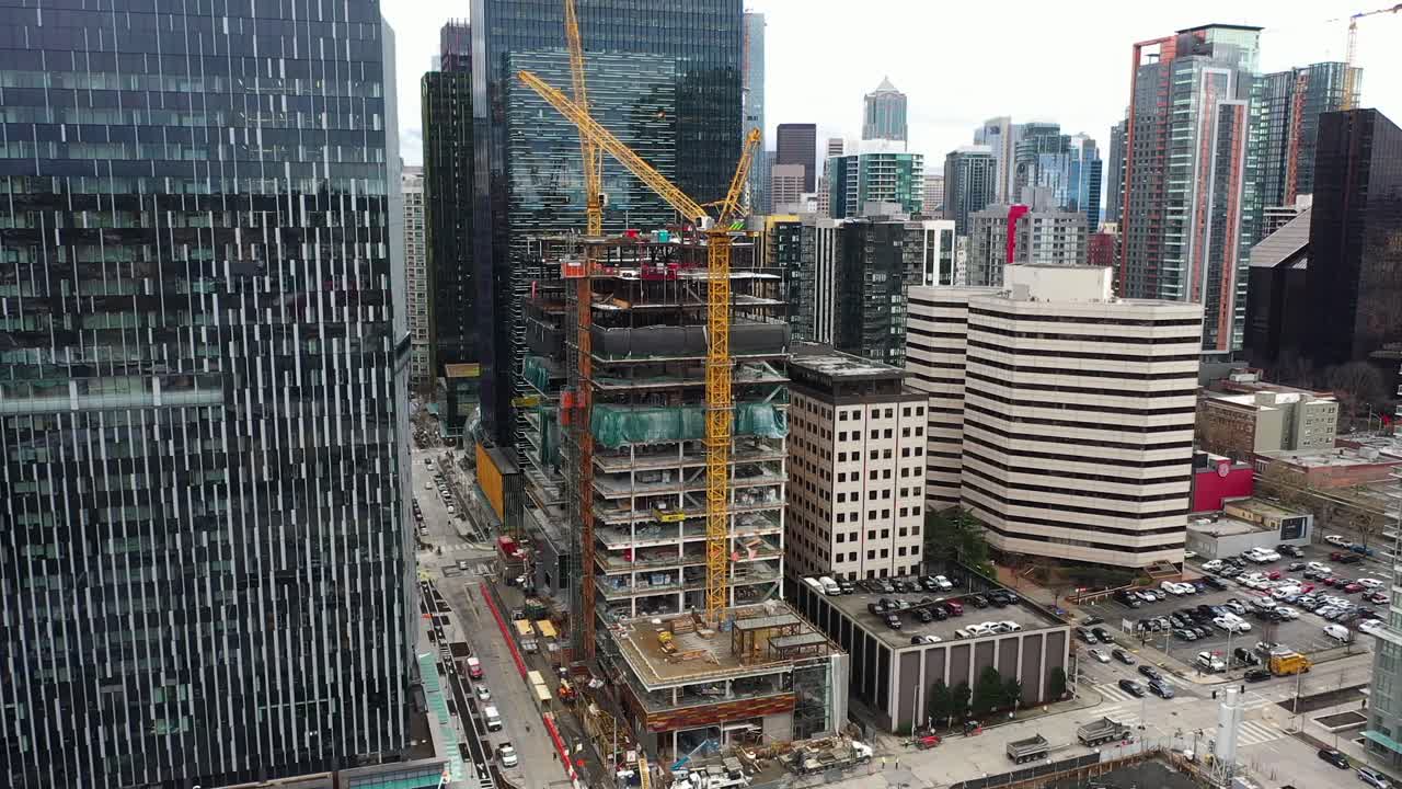 antena avanzando hacia la oficina corporativa más nueva de amazon en construcción