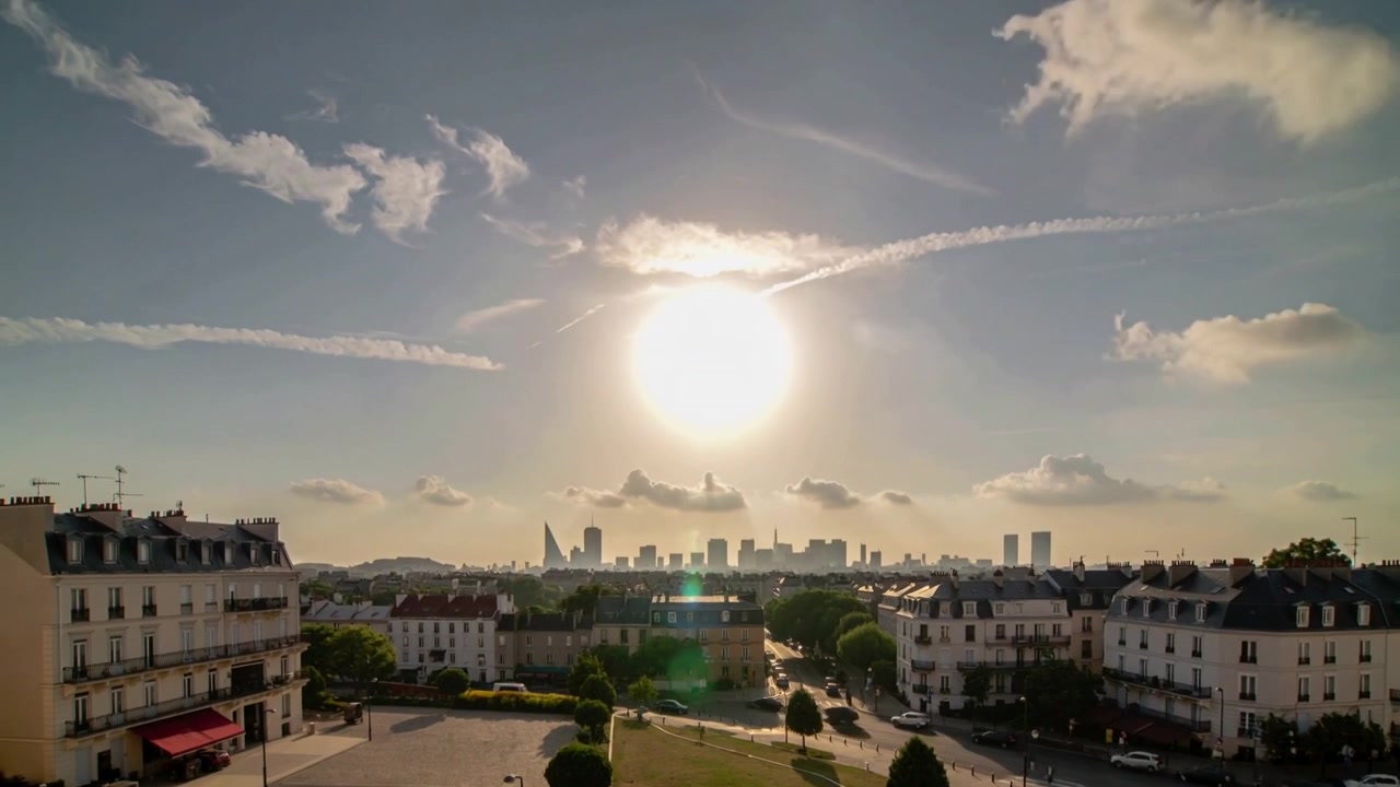 Sol brilhante e horizonte banhando a praça da cobertura em brilho intenso, com o reflexo da lente se deslocando conforme a exposição muda.