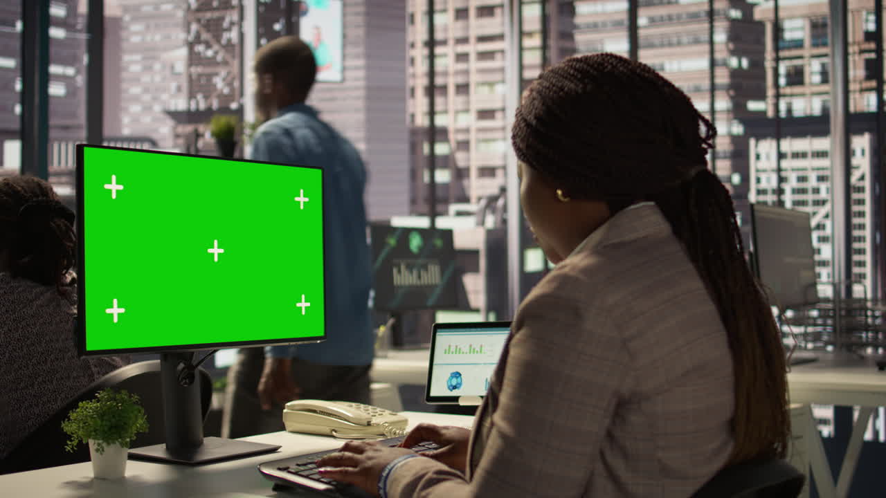 현대 사무실 에서 컴퓨터 를 사용 하고 있는 사업가