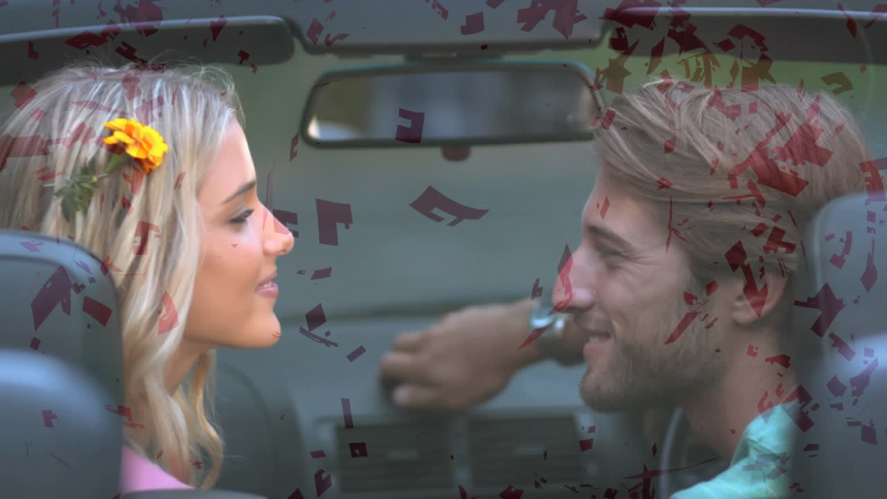 아름다운 커플이 차에서 서로 키스하고 있습니다.