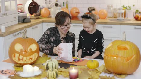 Mutter-Gibt-Tochter-Süßigkeiten