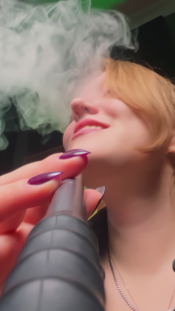 mujer fumando narguile