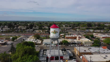 gran torre de agua en san luis california, acercándose a un disparo de drones