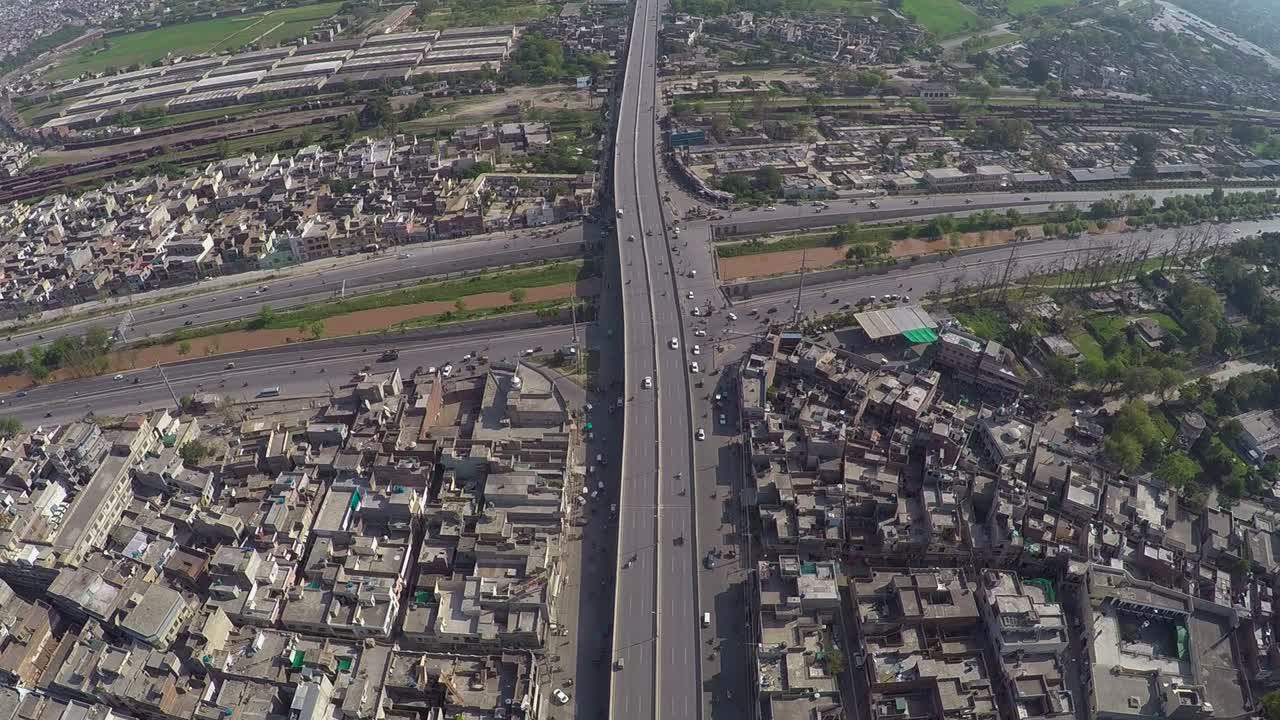 vista aérea sobre los pasos de tráfico en el cruce con el canal, la carretera del puente