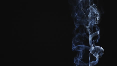 video de nubes blancas de humo moviéndose con espacio de copia en fondo negro