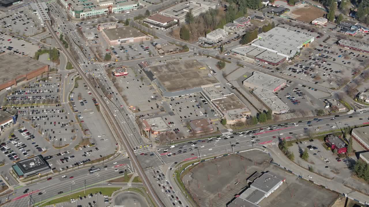 centro comercial de coquitlam vista aérea con tráfico de autopista ocupado