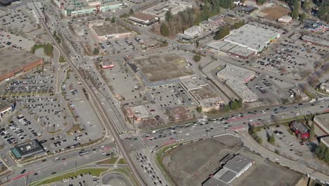 Vista-Aérea-Del-Centro-Comercial-De-Coquitlam-Con-Mucho-Tráfico-Por-Carretera