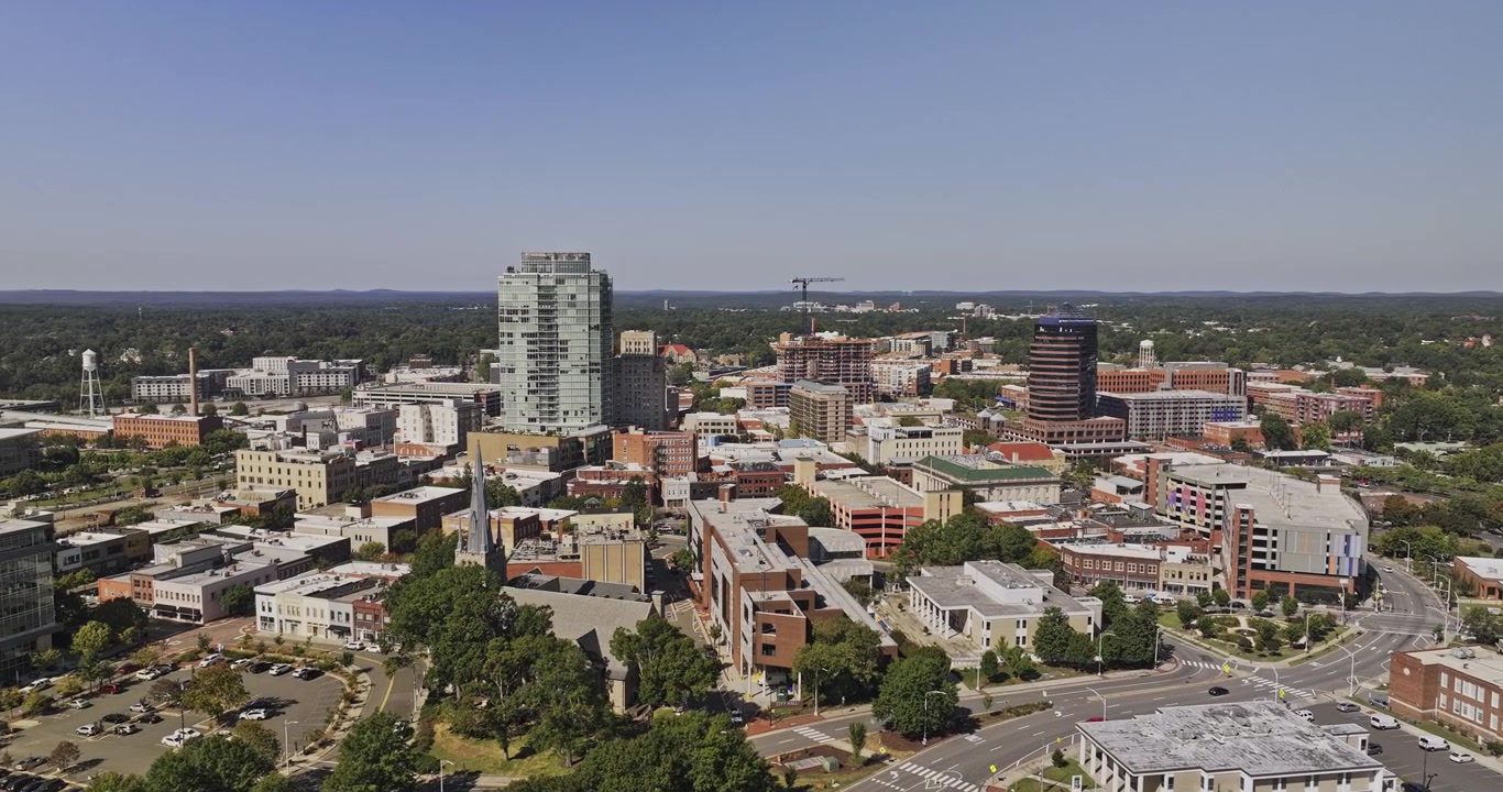 Durham Carolina del Nord Ripresa aerea v14 sorvolo sopra Central Park e il Distretto dei Magazzini verso lo skyline del centro – Girato con Mavic 3 Pro Cine – 1° ottobre 2023