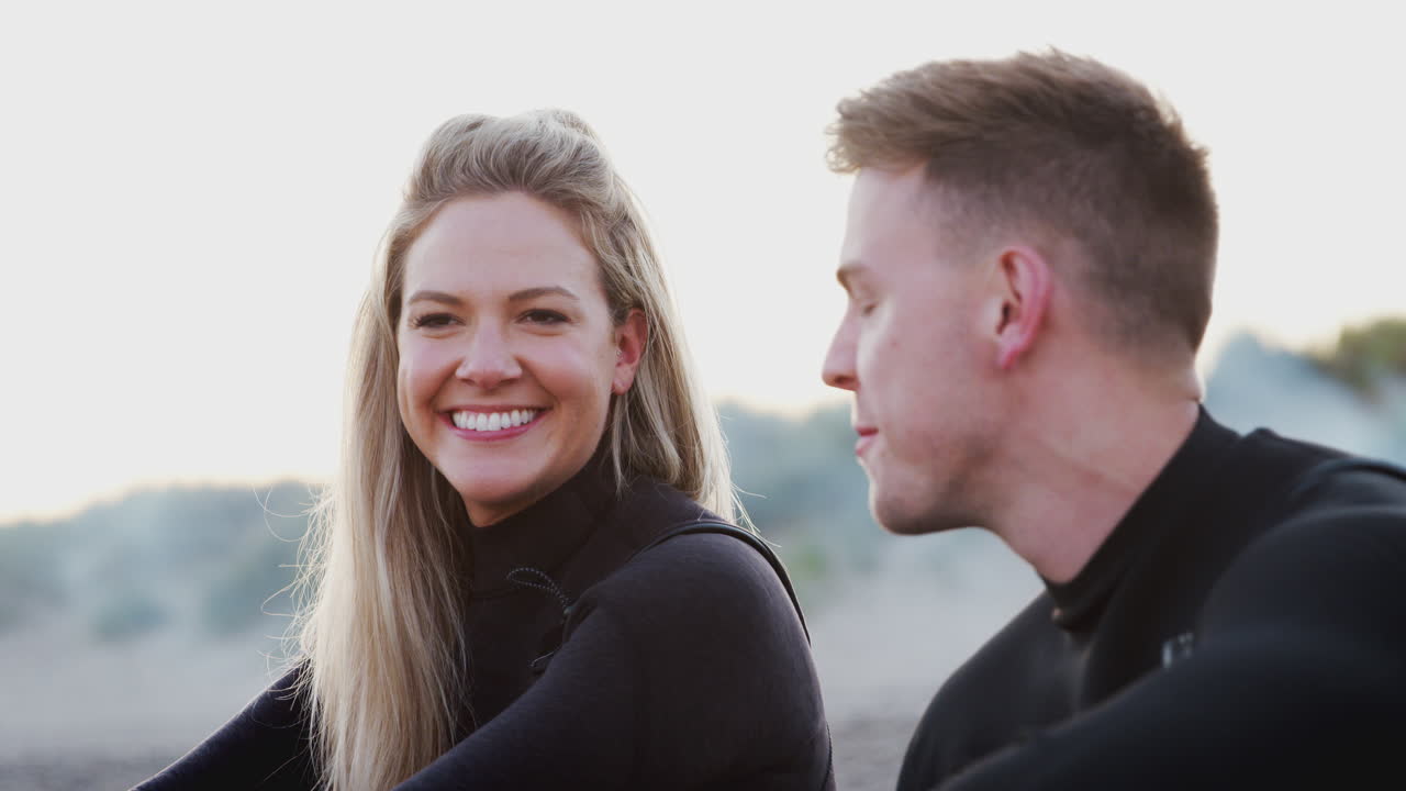 바 ⁇ 가 에 앉아서 이야기 하고 함께 바다 를 바라보는  ⁇  을 입은  ⁇