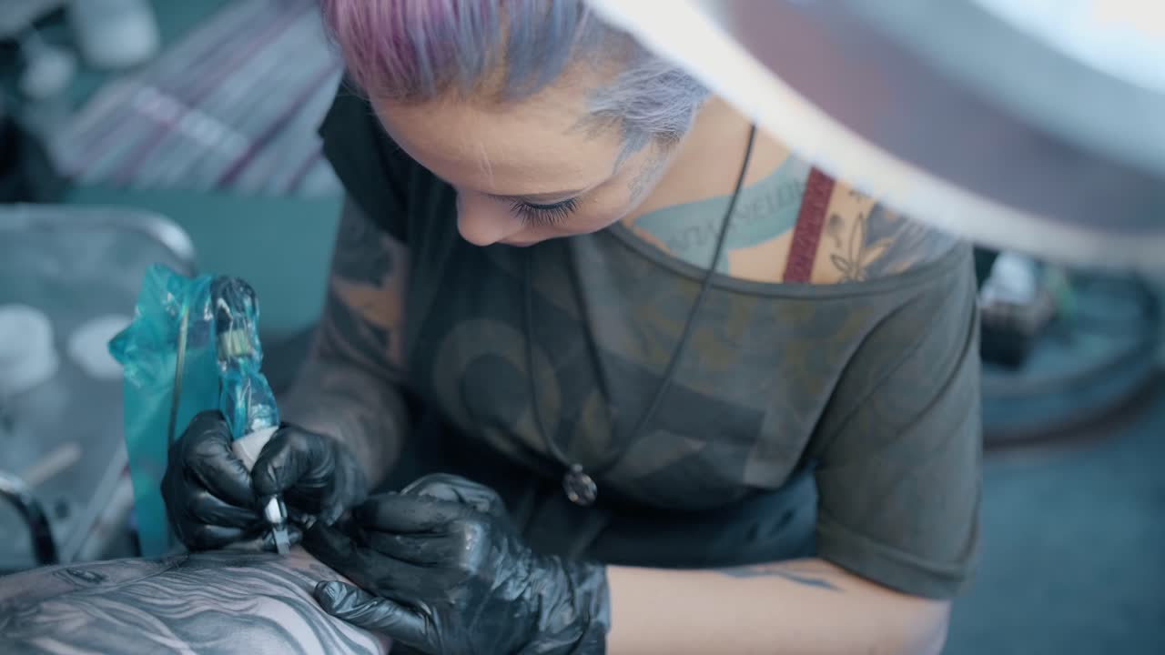 artista del tatuaje en el trabajo